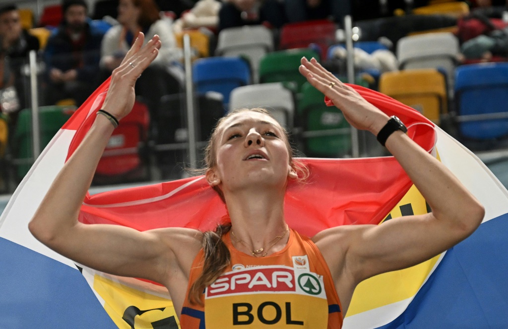 La Néerlandaise Femke Bol après sa victoire sur le 400 mètres lors des championnats d'Europe d'athlétisme en salle à Istabnul le 4 mars 2023