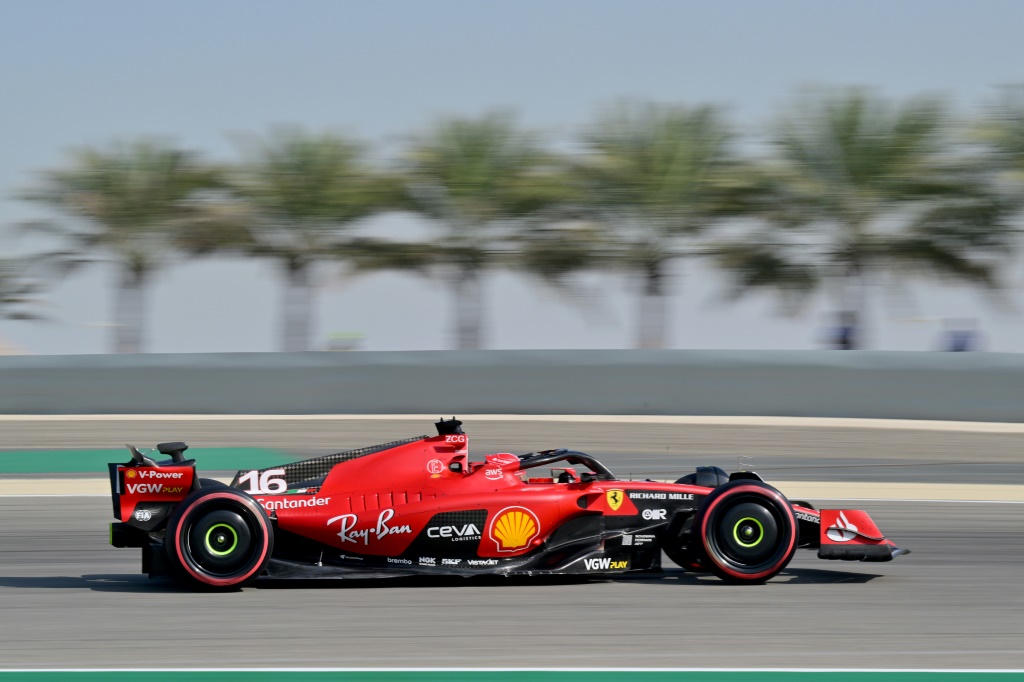La Ferrari du Monégasque Charles Leclerc lors de la troisième séance d'essais libres sur le circuit international de Sakhir le 4 mars 2023, en amont du Grand Prix de Barheïn
