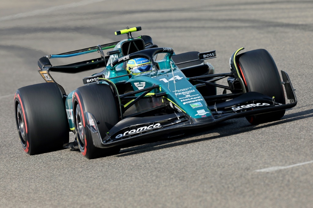 Le doyen du circuit de Formule 1 Fernando Alonso, au volant de son Aston Martin, lors de la troisième séance d'essais libres du Grand Prix de Bahreïn, sur le circuit international de Sakhir, le 4 mars 2023