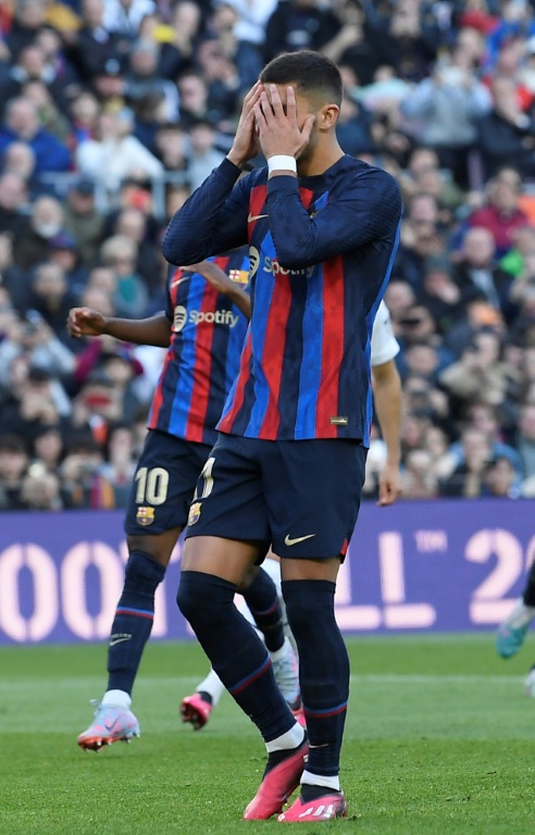 L'attaquant du Barça Ferran Torres vient de manquer un penalty contre Valence, le 5 mars 2023 au Camp Nou