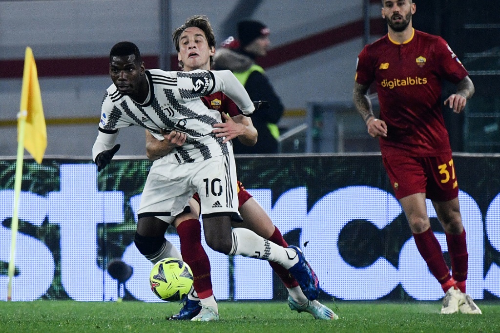 Le milieu de la Juventus Paul Pogba (g) accroché par le milieu de la Roma Edoardo Bove, le 5 mars 2023 à Rome