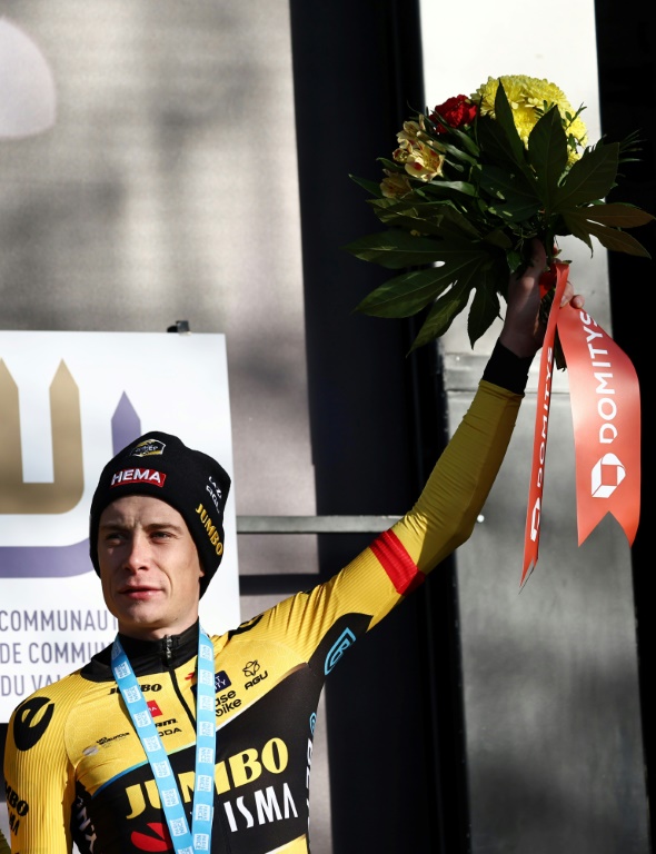 Le leader de la Jumbo-Visma Jonas Vingegaard sur le podium de la 3e étape de Paris-Nice à Dampierre-en-Burly, le 7 mars 2023