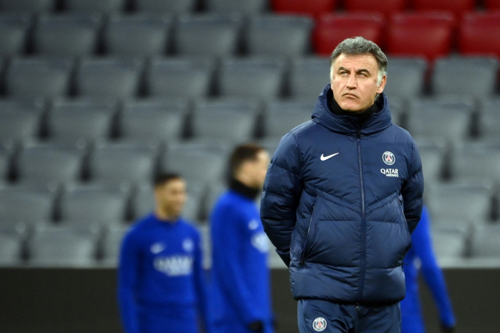 Le coach parisien Christophe Galtier supervise l'entraînement du PSG sur la pelouse du Bayern Munich, le 7 mars 2023