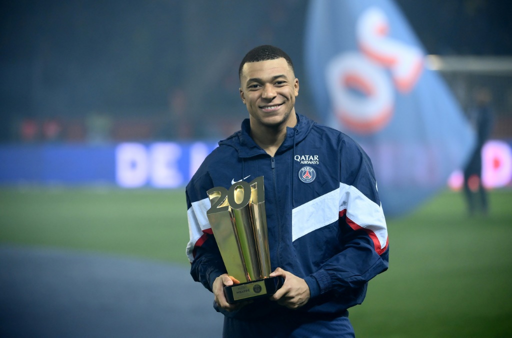 Kylian Mbappe avec le trophée portant le nombre de buts record qu'il a inscrits avec le Paris SG -201-, à la fin du match de Ligue 1 contre Nantes, le 4 mars 2023 au Parc des Princes
