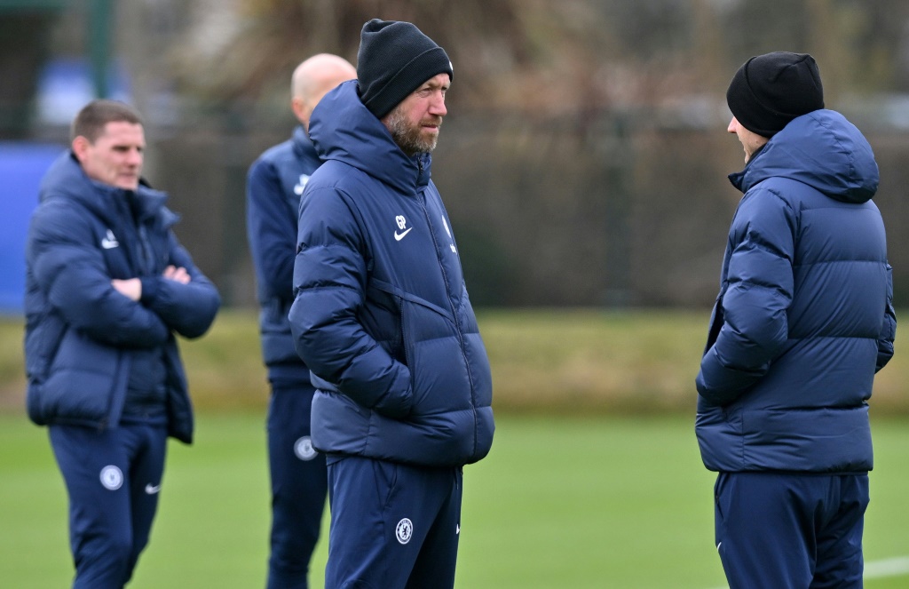 Le coach de Chelsea Graham Potter (au centre) discute avec d'autres membres de l'équipe technique du club lors d'une session d'entraînement à Stoke D'Abernon au sud-ouest de Londres le 6 mars 2023