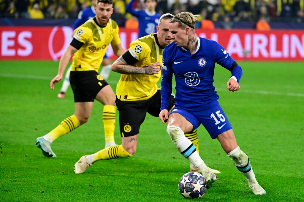 Le milieu ukrainien de Chelsea Mykhailo Mudryk (en bleu) à la lutte avec le milieu de Dortmund Marius Wolf lors du huitième de finale aller de Ligue des champions entre le BVB Borussia Dortmund et Chelsea FC, à Dortmund en Allemagne le 15 février 2023