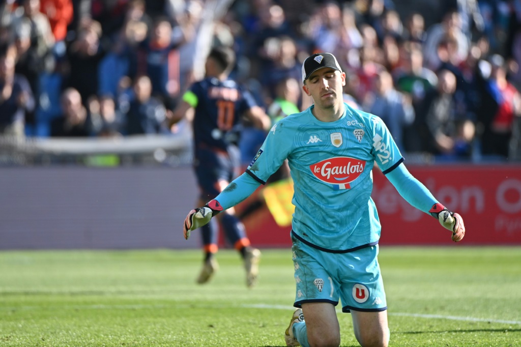 Le gardien du SCO Angers Paul Bernardoni dépité après avoir encaissé le 4e but de Montpellier à la Mosson, le 5 mars 2023