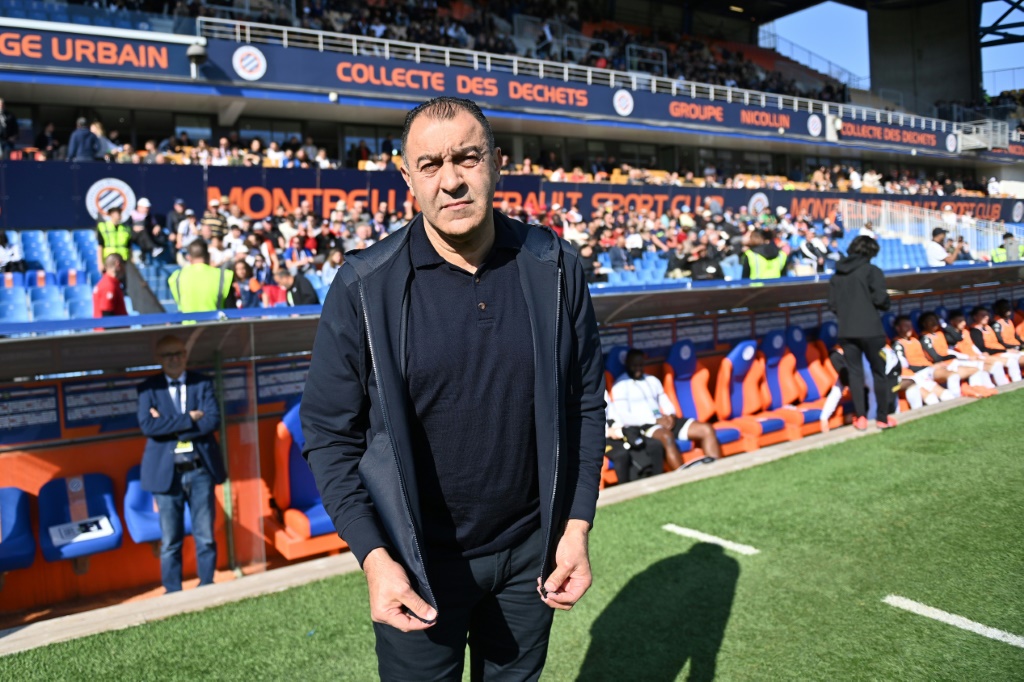 L'entraîneur Abdel Bouhazama alors en poste à Angers lors du déplacement à Montpellier, le 5 mars 2023