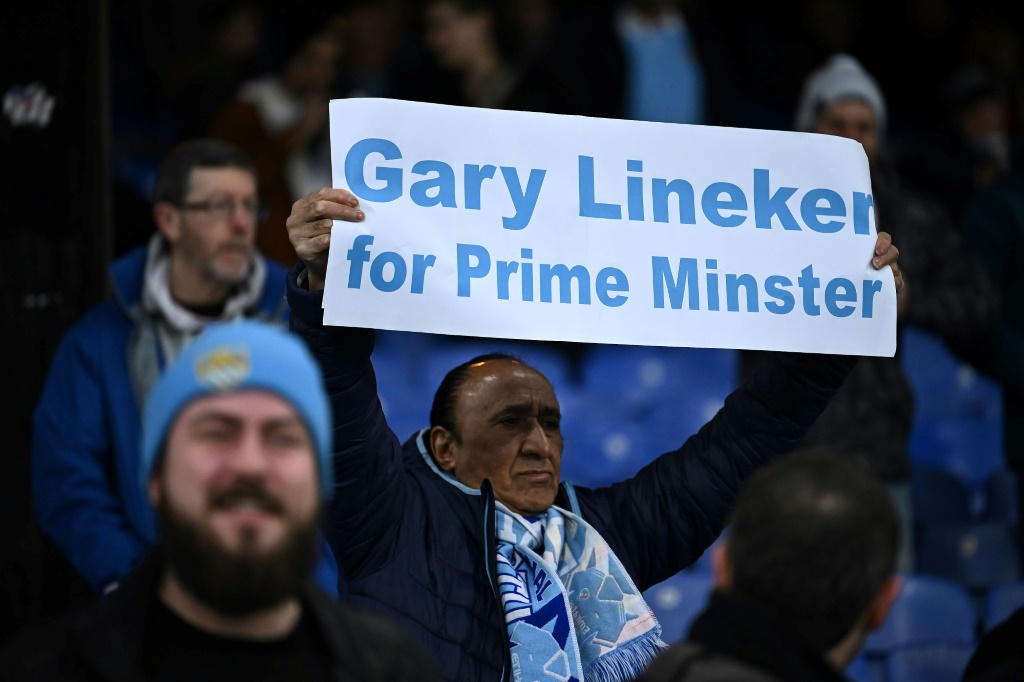 Un supporter de Manchester City le 11 mars 2023 dans le stade de Crystal Palace brandit une pancarte Gary Lineker Premier ministre en soutien au présentateur de l'émission Match of the Day, sanctionné par la BBC après avoir dénoncé le projet de loi sur l'immigration du gouvernement britannique