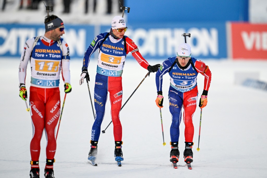 Les Français Eric Perrot (C) et Fabien Claude (D) lors du relais de la Coupe du monde d'Oestersund (Suède) comptant pour la Coupe du monde de biathlon, le 11 mars 2023