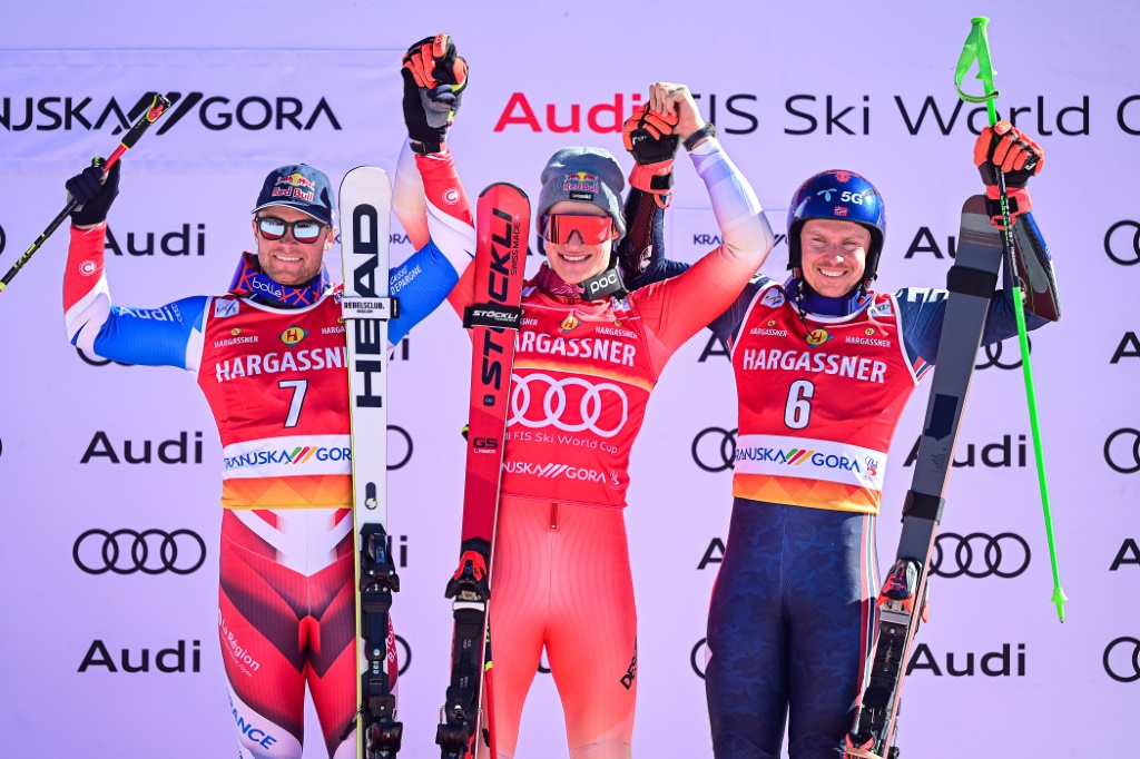 Le Suisse Macro Odermatt (c) vainqueur du géant de Kranjska Gora devant le Français Alexis Pinturault (g) et le Norvégien  Henrik Kristoffersen, le 11 mars 2023
