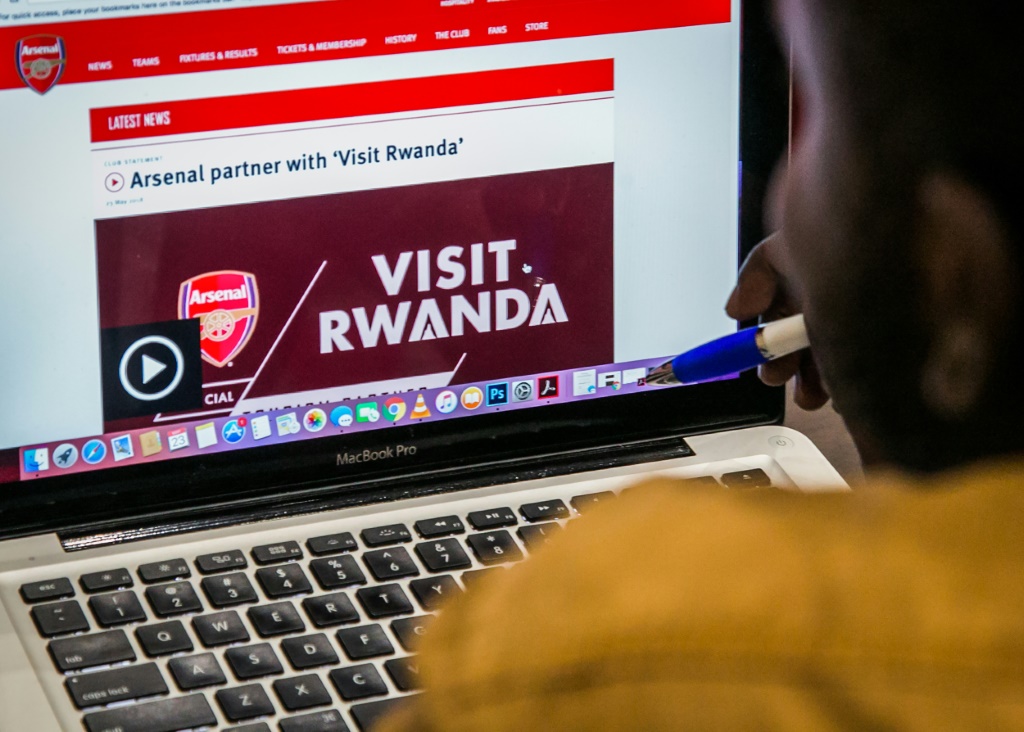Un supporter d'Arsenal à Kigali connecté le 23 mai 2018 sur le site du club londonien. Les Gunners sont devenus cette année-là le premier club avec lequel le Rwanda a conclu un accord de partenariat en mai 2018.
