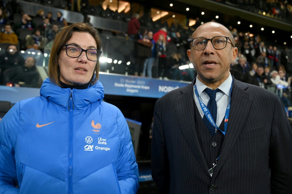 La sélectionneuse de l'équipe de France Corinne Diacre et le président intérimaire de la FFF Philippe Diallo, avant un match des Bleues face à la Norvège, le 21 février 2023 à Angers