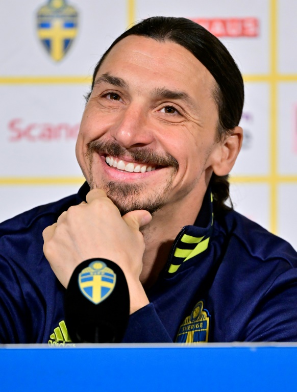 Zlatan Ibrahimovic durant une conférence de presse de l'équipe de Suède à Stockholm, le 22 mars 2022, avant le match Suède-République tchèque de qualification pour le Mondial 2022 au Qatar.