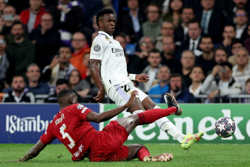 L'attaquant du Real Vinicius taclé par le défenseur de Liverpool Ibrahima Konaté, le 15 mars 2023 à Madrid