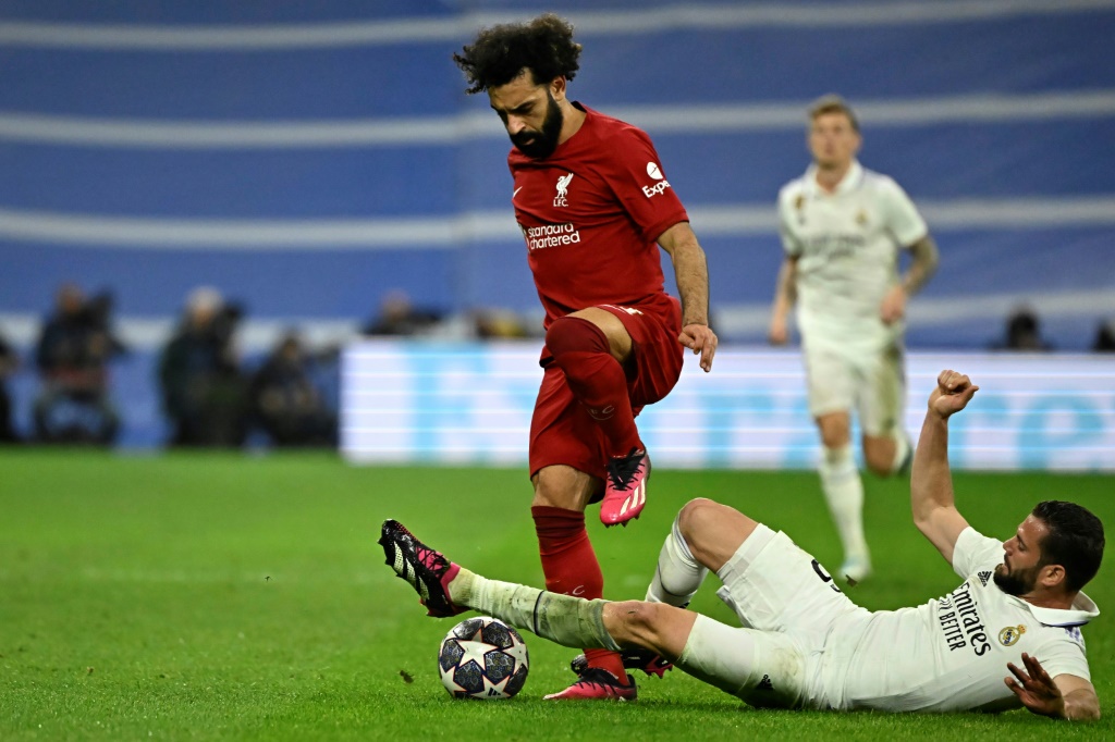 L'attaquant de Liverpool Mohamed Salah taclé par le défenseur du Real Nacho Fernandez, le 15 mars 2023 à Madrid