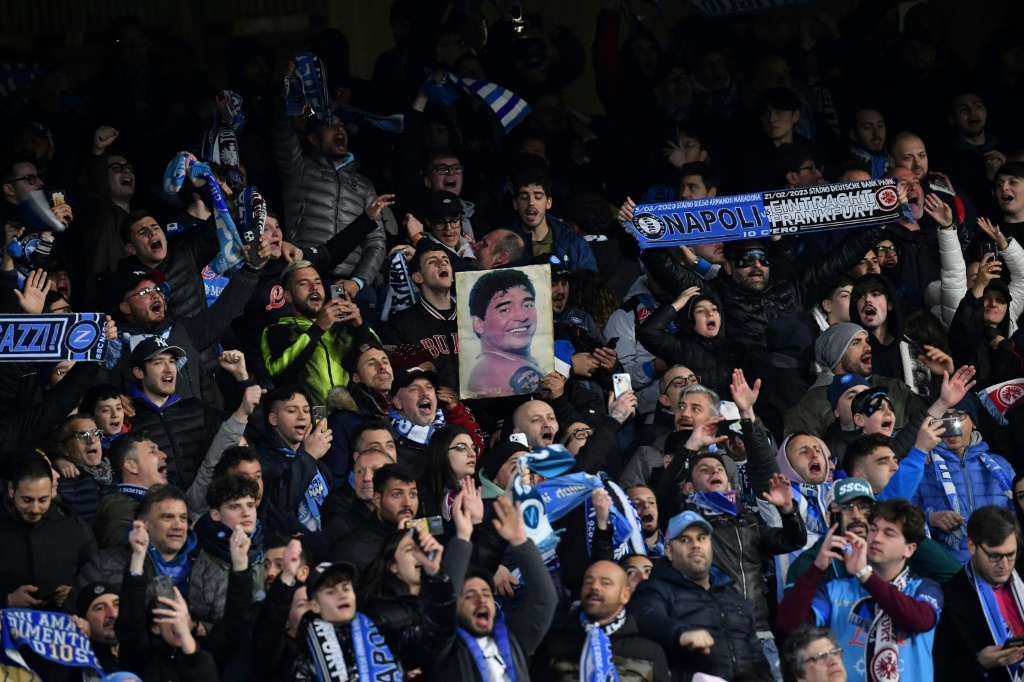La joie des supporters de Naples, qualifié pour les quarts de finale de la Ligue des champions, en battant Francfort, le 15 mars 2023 au stade Diego Maradona