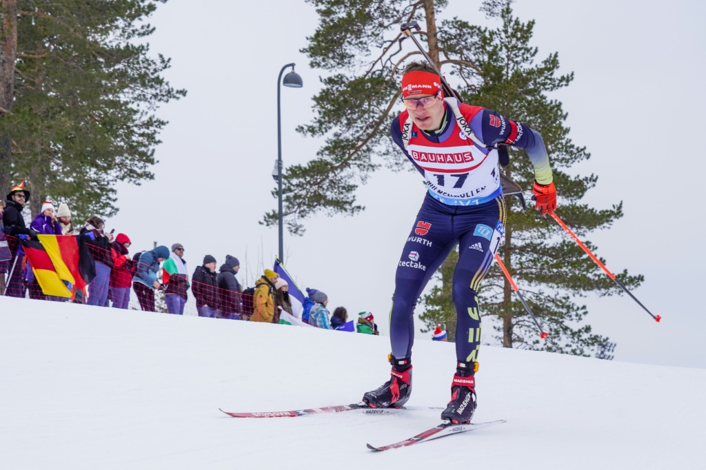 L'Allemand Benedikt Doll pendant le sprint à Oslo, dernière étape de la Coupe du monde de biathlon, jeudi 16 mars