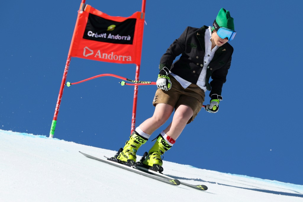 L'Autrichienne Nicole Schmidhofer descend déguisée la piste du super-G des finales de Coupe du monde, la dernière course de sa carrière le 16 mars 2023 en Andorre