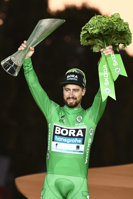 Le Slovaque Peter Sagan avec le maillot vert sur le podium du Tour de France 2019, le 28 juillet 2019 sur les Champs Elysées
