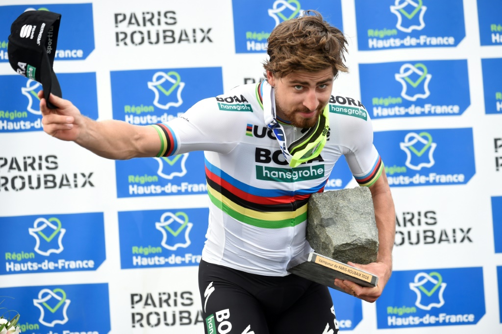 Le cycliste slovaque Peter Sagan avec le maillot de champion du monde, après sa victoire dans Paris-Roubaix, le 8 avril 2018