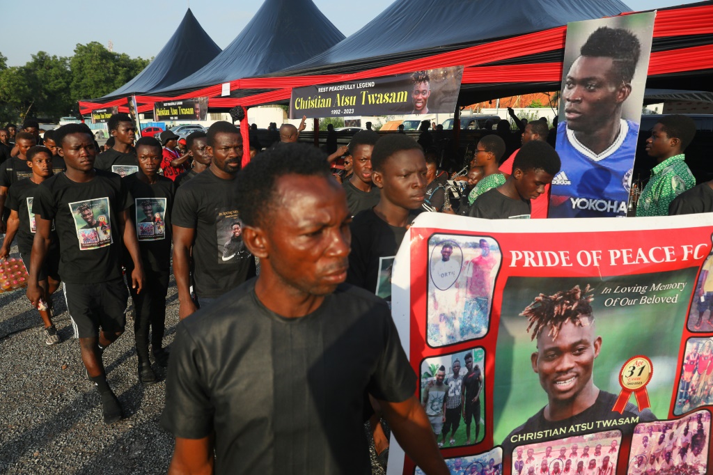 Des anciens coéquipiers du footballeur ghanéen Christian Atsu, décédé dans le tremblement de terre du 6 février en Turquie, assistent aux funérailles le 17 mars 2023 à Accra.