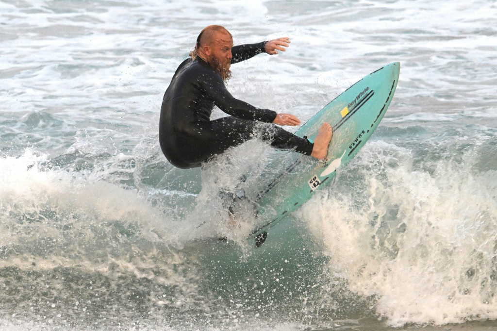 L'Australien Blake Johnston a battu le record du monde de la plus longue session de surf en enchaînant les vagues pendant 40 heures au large d'une plage de Sydney
