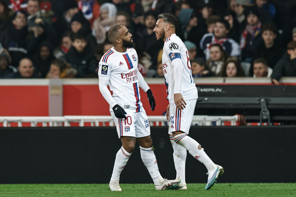 L'attaquant de Lyon Alexandre Lacazette félicité par son coéquipier Corentin Tolisso après un but contre Lille le 10 mars 2023 lors du match de Ligue 1 entre les deux clubs.