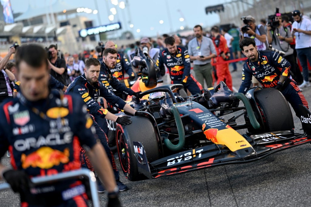 L'équipe Red Bull pousse la F1 de Max Verstappen le 5 mars 2023 lors du Grand Prix de Bahreïn.