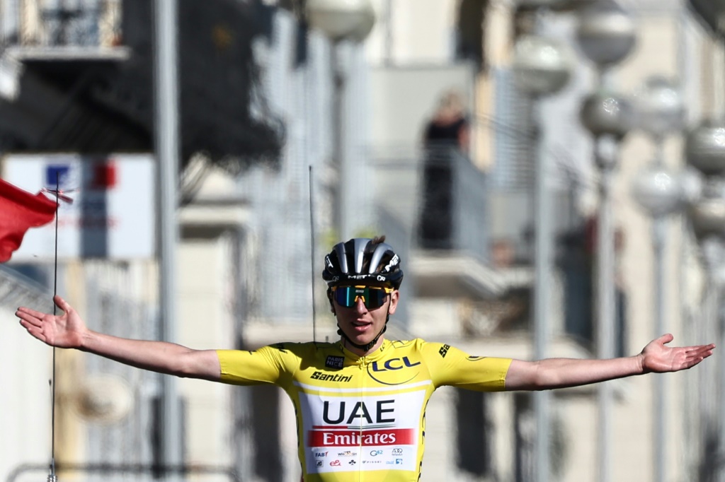 Le leader de la Team UAE, Tadej Pogacar, franchit la ligne de Paris-Nice en vainqueur, maillot jaune sur le dos, le 12 mars 2023 sur la Promenade des Anglais