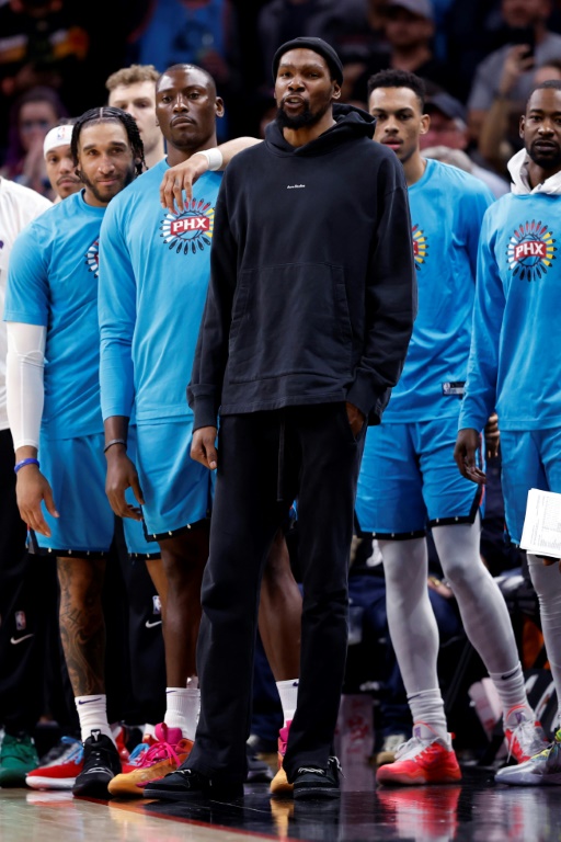 Kevin Durant (C), blessé à une cheville, regarde depuis le banc le match de son équipe des Phoenix Suns contre le Orlando Magic le 16 mars 2023 à Phoenix