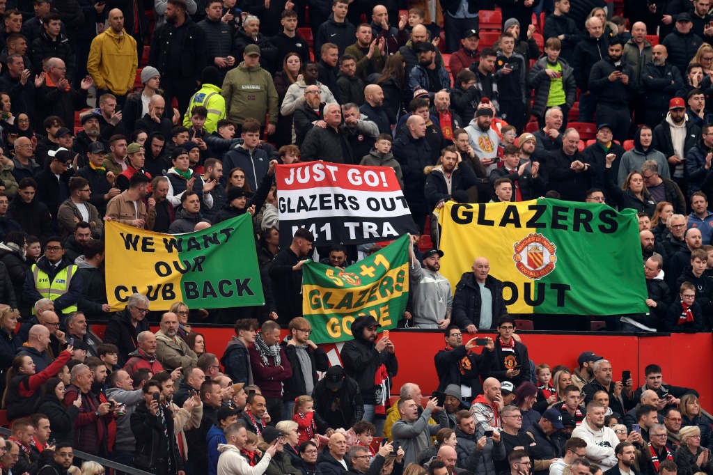 Plusieurs banderoles réclamant le départ de la famille Glazer, qui est à la tête de Manchester United, brandies par des supporters des Red Devils le 19 février 2023 lors de la réception de Leicester, à Old Trafford, dans le nord-ouest de l'Angleterre