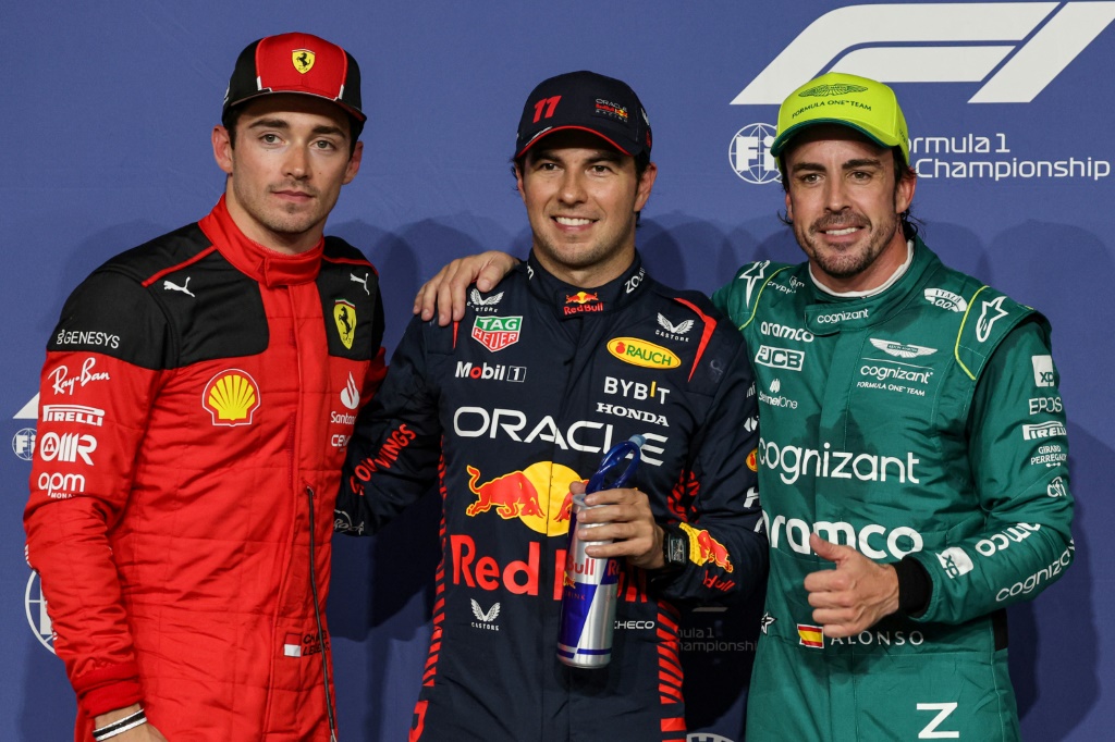 Sergio Pérez auteur de la pole position devant le Monégasque Charles Leclerc (g) et l'Espagnol Fernando Alonso (d) avant le GP d'Arabie Saoudite, le 18 mars 2023 à Jeddah