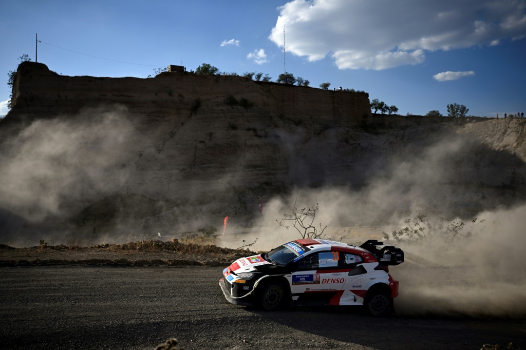 La Toyota pilotée par le Britannique Elfyn Evans au rallye du Mexique le 18 mars 2023 dans les environs de Leon dans l'Etat de Guanajuato