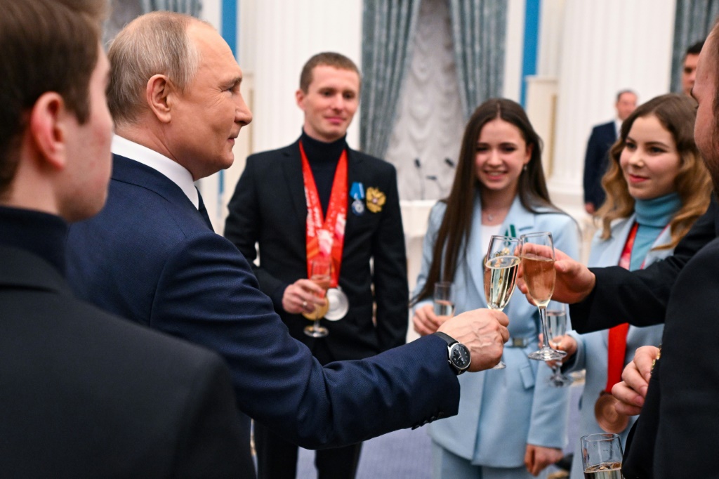 Le président russe Vladimir Poutine décore les athlètes russes lors d'une cérémonie au Kremlin, le 26 avril 2022