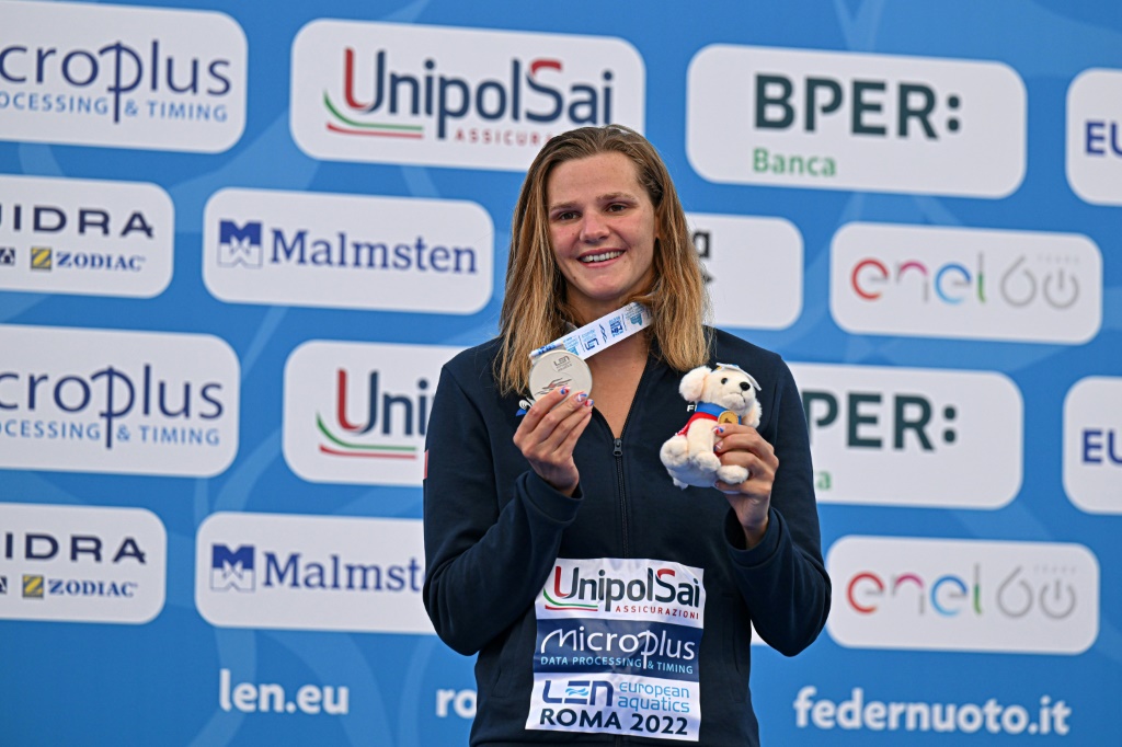 La Française Marie Wattel pose avec sa médaille d'argent du 100 m papillon des Championnats d'Europe de natation à Rome le 15 août 2022