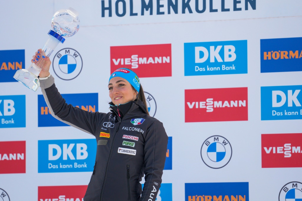 Julia Simon pose avec le trophée du vainqueur de la coupe du monde de biathlon, à Holmenkollen (Norvège) le 18 mars 2023.