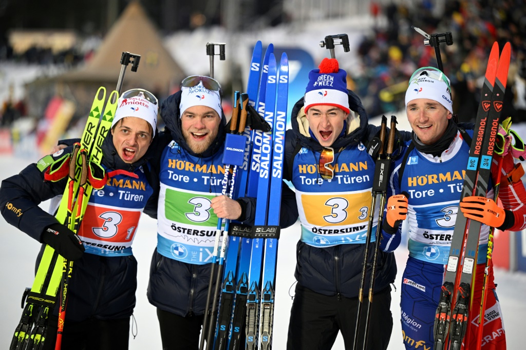 Les relayeurs français Oscar Lombardot, Antonin Guigonnat, Eric Perrot et Fabien Claude célèbrent leur médaille d'argent du 4x7,5 km aux Mondiaux de biathlon d'Ostersund (Suède), le 11 mars 2023.