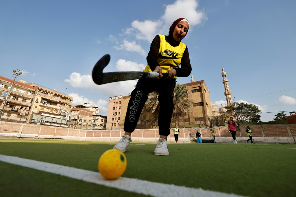 L'équipe féminine du prestigieux club de Charqiya, qui domine le hockey sur gazon égyptien, à l'entraînement le 6 mars 2023