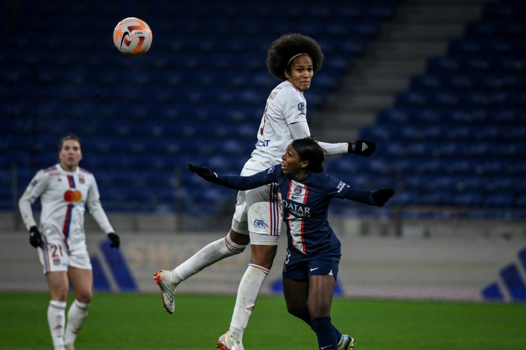 La milieu de terrain française du PSG Grace Geyoro (d.) se bat pour le ballon avec la défenseure française de l'OL Wendie Renard lors du match de D1 française entre l'Olympique Lyonnais et le Paris Saint-Germain, à Décines-Charpieu, le 11 décembre 2022