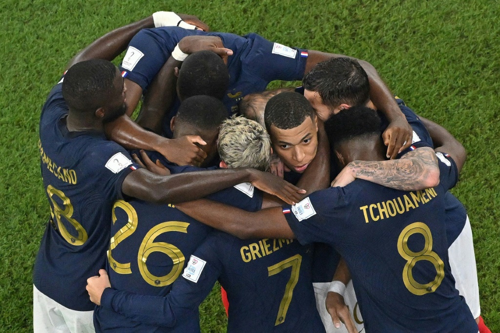Kylian Mbappé entouré par ses coéquipiers des Bleus, après son doublé contre le Danemark à Doha, le 26 novembre 2022