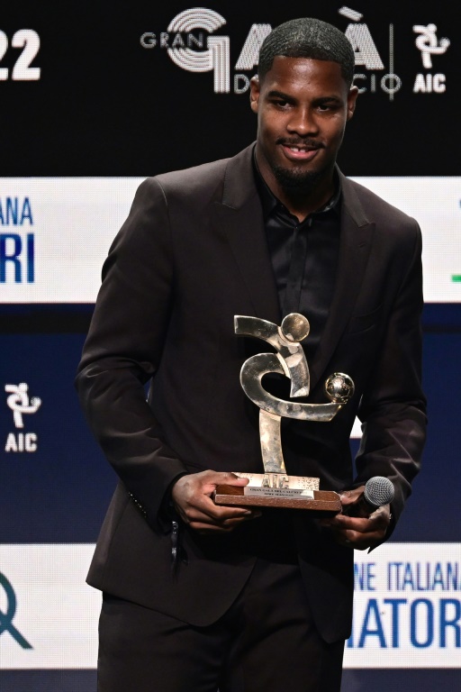 Mike Maignan, gardien de l'équipe de France et de l'AC Milan, reçoit le trophée du meilleur gardien 2022 du championnat d'Italie, le 17 octobre 20 22, lors d'une cérémonie à Milan.