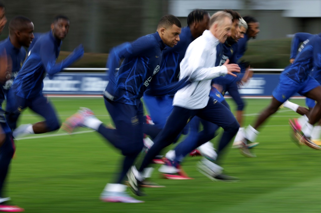 Kylian Mbappé pendant un entraînement de l'équipe de France à Clairefontaine le 21 mars 2023, lors du rassemblement avant les matches de qualifications pour l'Euro-2024 contre les Pays-Bas et l'Irlande.