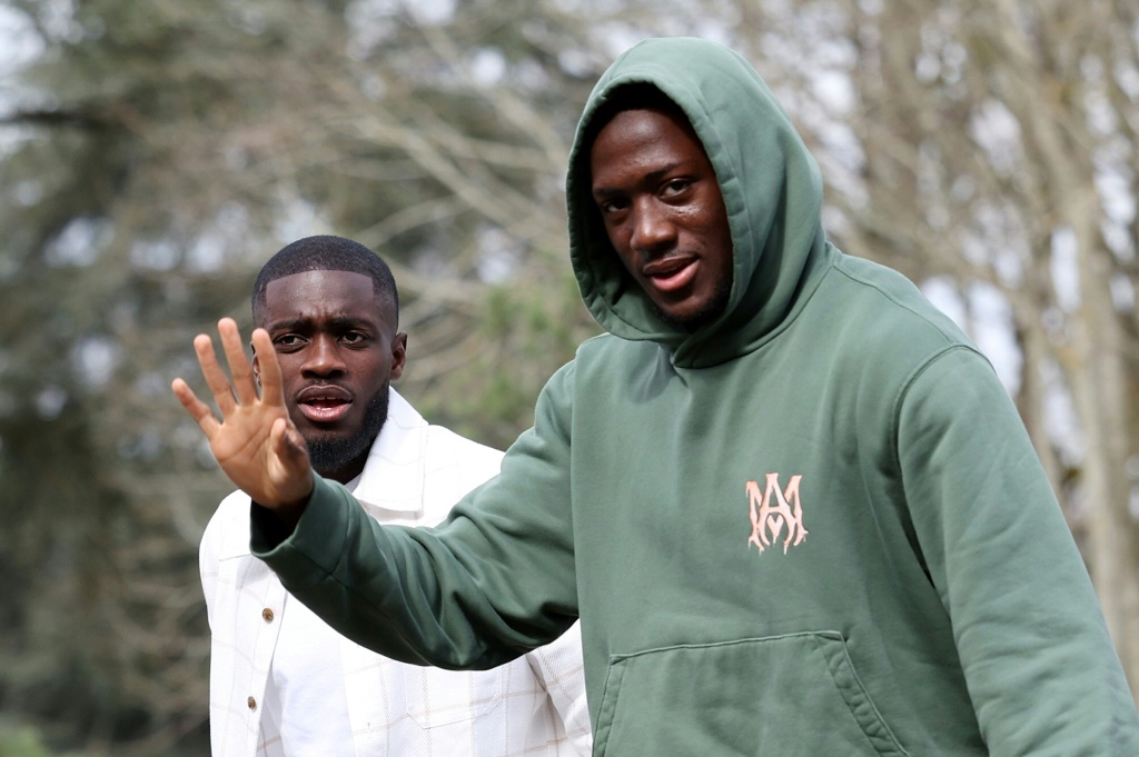 Dayot Upamecano (à gauche) et Ibrahima Konaté arrivent au rassemblement de l'équipe de France à Clairefontaine, le 20 mars 2023.