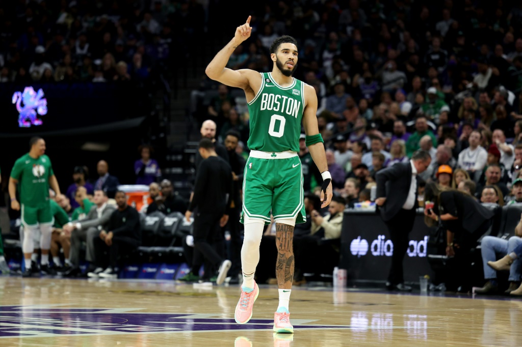 Jayson Tatum des Boston Celtics lors du match de saison régulière de NBA face aux Sacramento Kings le 21 mars 2023 à Sacramento