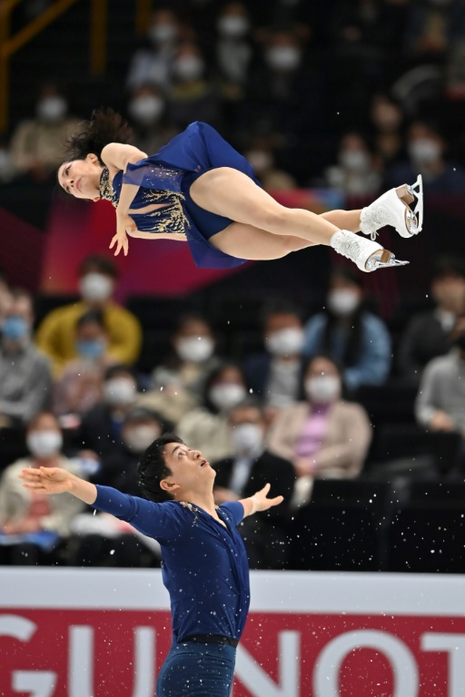 Riku Miura et son partenaire Ryuichi Kihara lors du programme court des Mondiaux de patinage le 22 mars 2023 à Saitama. Le couple japonais, porté par son public, a établi un nouveau record personnel au terme d'une prestation quasi parfaite