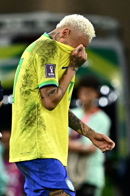 Neymar pleure après l'élimination du Brésil en quarts de finale de la Coupe du Monde au Qatar, le 9 décembre 2022, à Doha