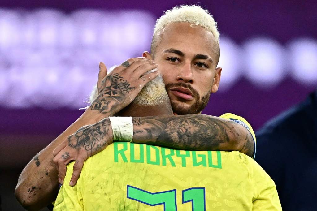 Neymar console Rodrygo après l'élimination du Brésil en quarts de finale de la Coupe du Monde au Qatar, le 9 décembre 2022, à Doha
