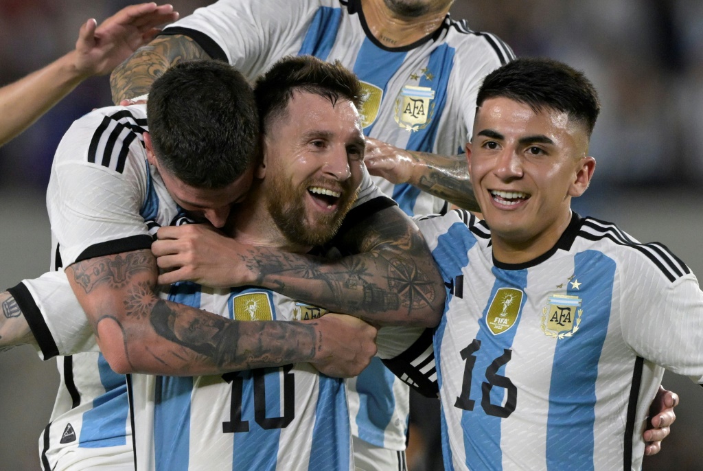 Lionel Messi (centre) célèbre avec ses coéquipiers le 800e but de sa carrière, le 23 mars 2023 à Buenos Aires en match amical contre le Panama