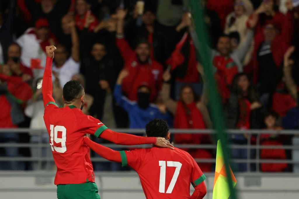 Sofiane Boufal (N.17) avec Youssef En-Nesyri célèbrent le premier but du Maroc inscrit par le premier contre le Brésil à Tanger, le 25 mars 2023